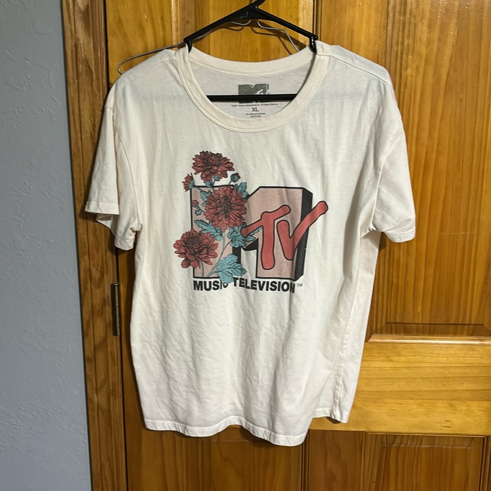 MTv XL aesthetic tshirt